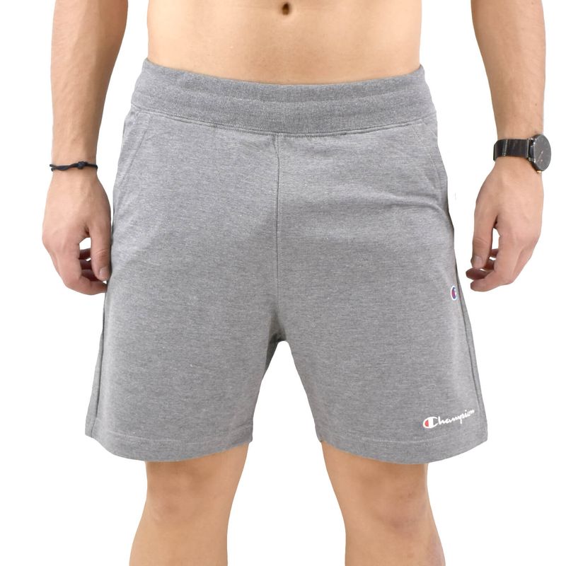 Champion sweater and shop shorts en español