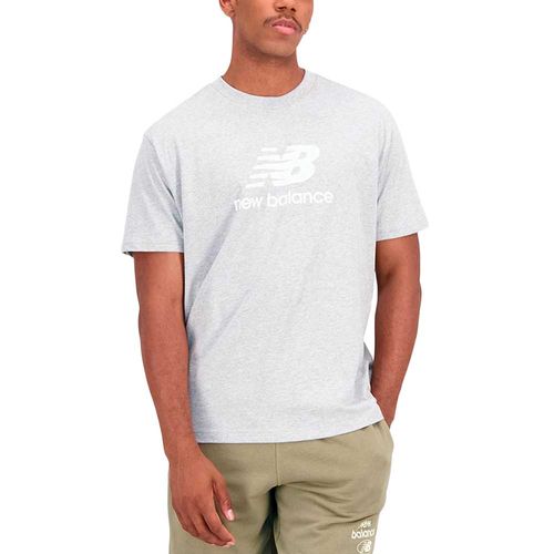 Remera New Balance Essentials Stacked